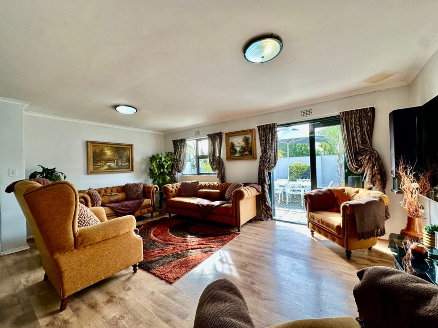 5 Bedroom Property for Sale in Loucharmante Western Cape